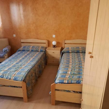 Habitaciones Pension El Parque Sabinanigo Luaran gambar
