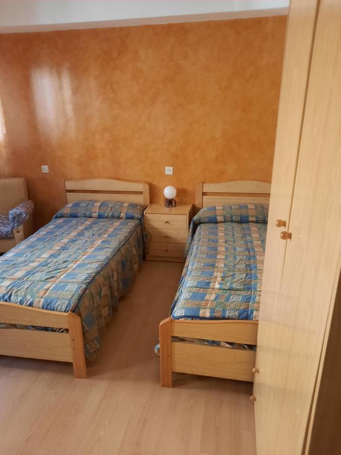 Habitaciones Pension El Parque Sabinanigo Luaran gambar