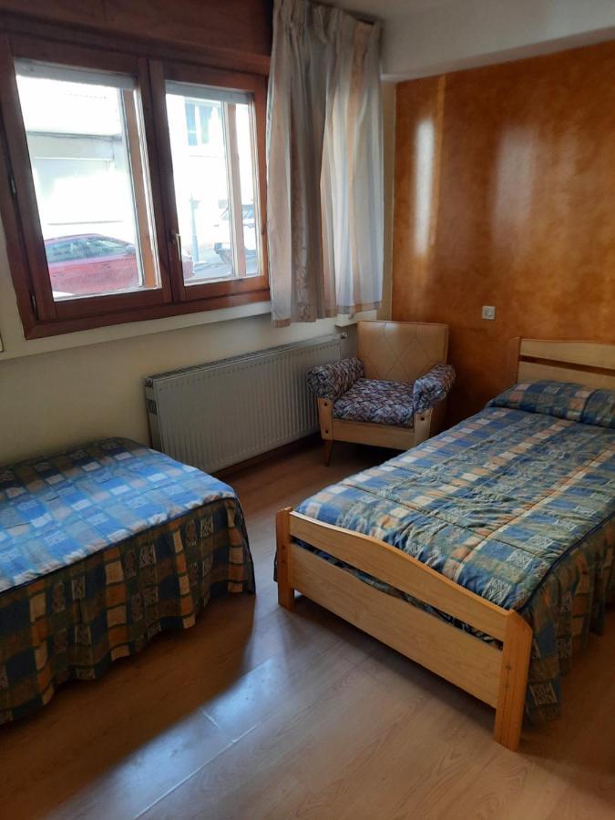Habitaciones Pension El Parque Sabinanigo Luaran gambar