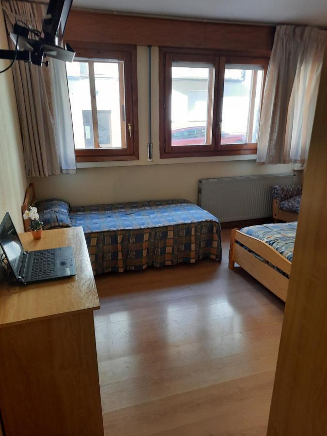 Habitaciones Pension El Parque Sabinanigo Luaran gambar